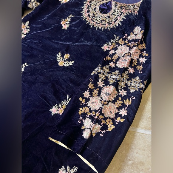Embroidered Purple Velvet Outfit Indian Pakistani - Picture 4 of 4